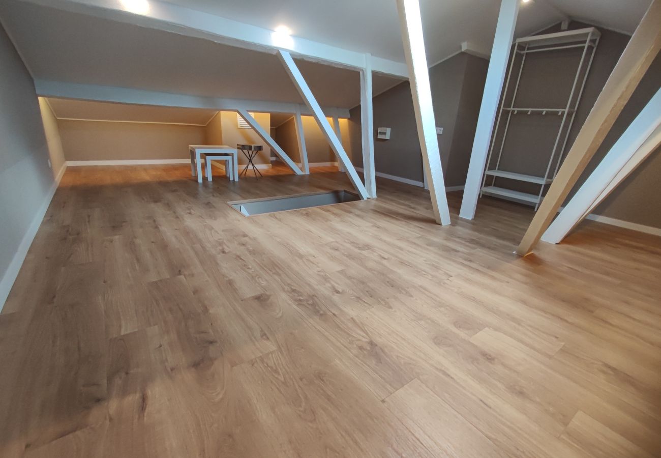 Apartment in Lisbon - Lisboa, apartamento T2+1 renovado com varanda próximo do Saldanha, Estefânia, Lisboa