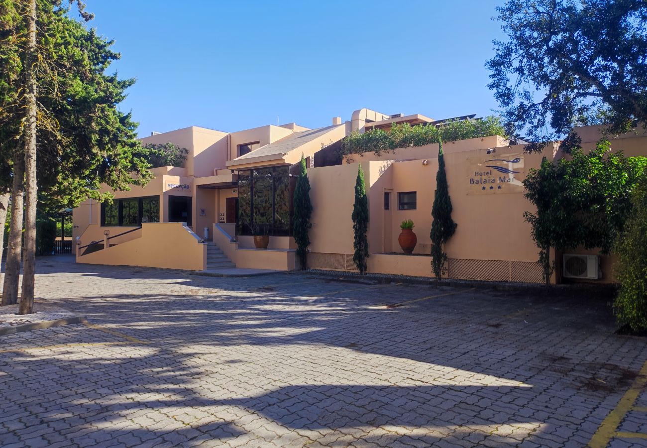 Apartment in Albufeira - Apartamento T2 com jardim privativo nos Apartamentos da Balaia, Albufeira, Algarve