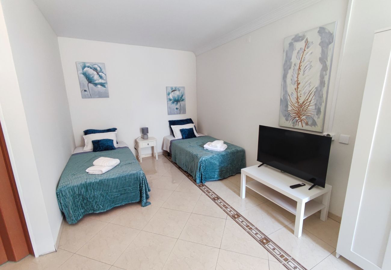 Rent by room in Alenquer - Guest House Alojamento Santa Catarina Suite 1 - O seu refúgio no coração de Alenquer