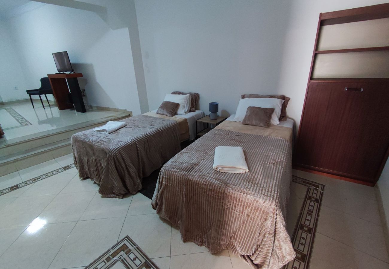 Rent by room in Alenquer - Guest House Alojamento Santa Catarina Suite 4 - O seu refúgio no coração de Alenquer