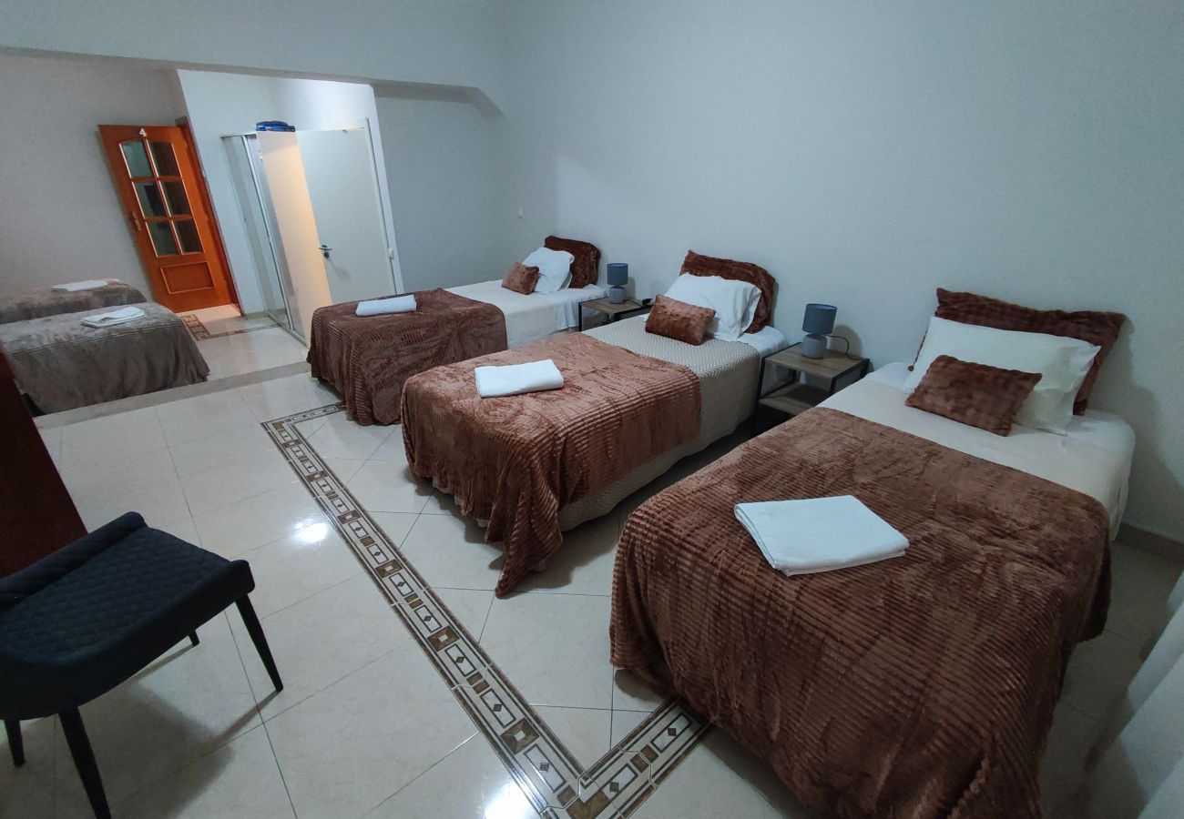 Rent by room in Alenquer - Guest House Alojamento Santa Catarina Suite 4 - O seu refúgio no coração de Alenquer