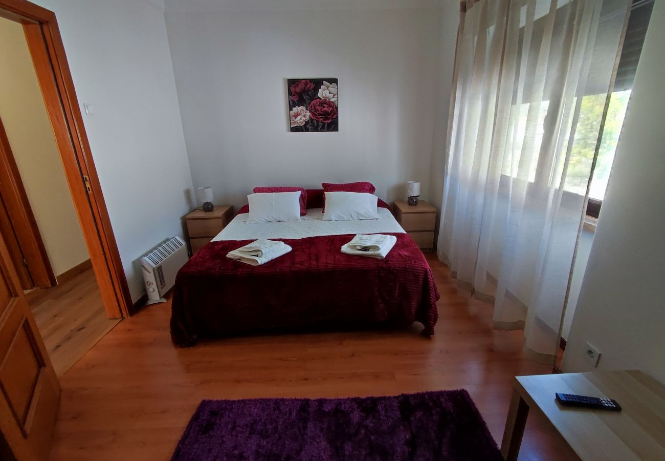 Rent by room in Alenquer - Guest House Alojamento Santa Catarina Suite 2 - O seu refúgio no coração de Alenquer