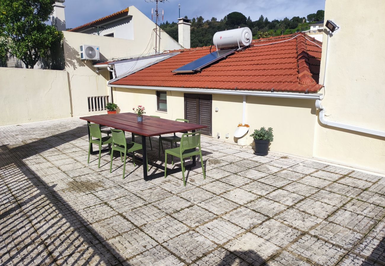 Rent by room in Alenquer - Guest House Alojamento Santa Catarina Quarto A - O seu refúgio no coração de Alenquer