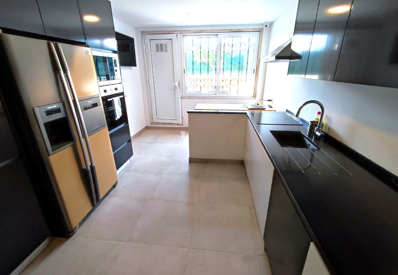 Rent by room in Lisbon - Lisbon Airport GuestHouse GAL Olivais – Conforto, Terraço e Localização Premium nos Olivais