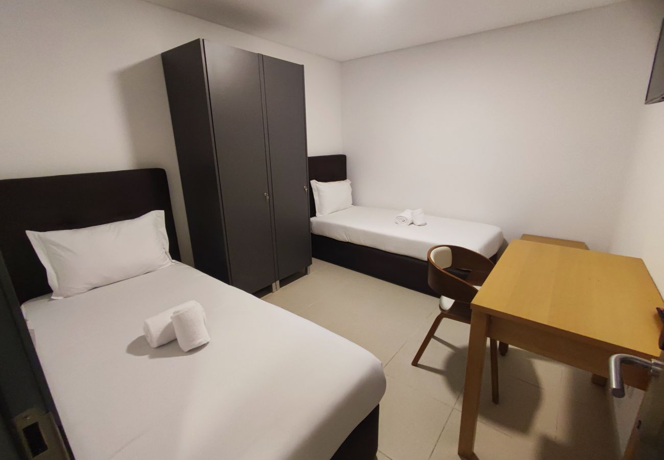 Rent by room in Lisbon - Lisbon Airport GuestHouse GAL Olivais – Conforto, Terraço e Localização Premium nos Olivais