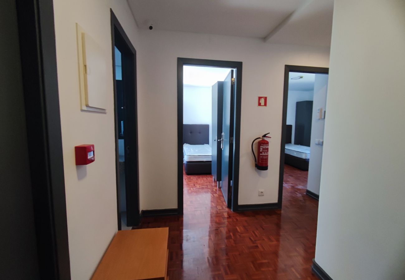 Rent by room in Lisbon - Lisbon Airport GuestHouse GAL Olivais – Conforto, Terraço e Localização Premium nos Olivais