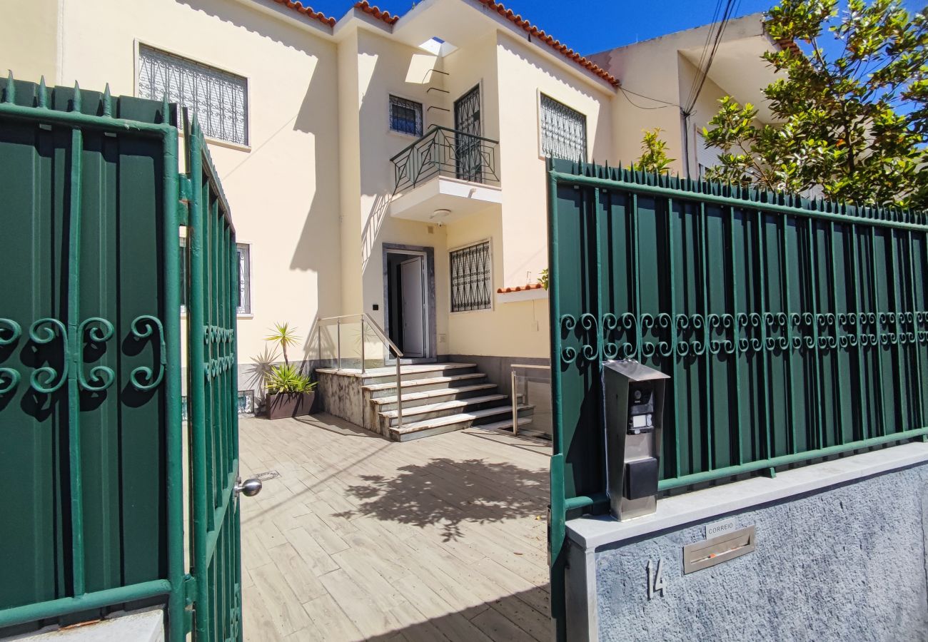 Rent by room in Lisbon - Lisbon Airport GuestHouse GAL Olivais – Conforto, Terraço e Localização Premium nos Olivais