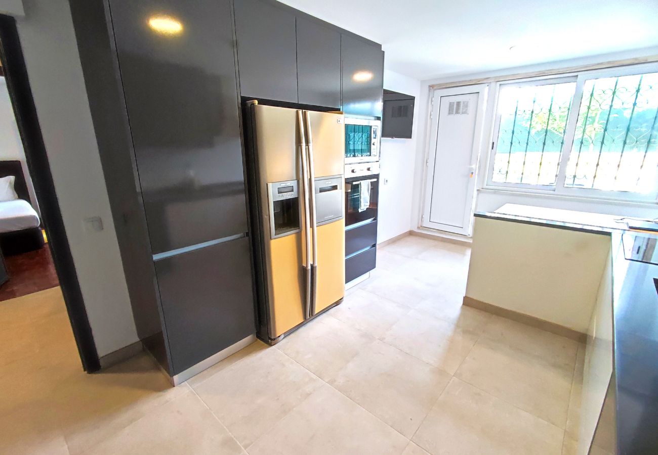 Rent by room in Lisbon - Lisbon Airport GuestHouse GAL Olivais Quarto c/ WC – Conforto, Terraço e Localização Premium nos Olivais