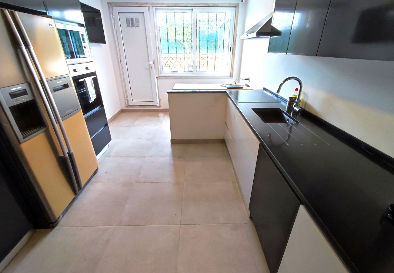 Rent by room in Lisbon - Lisbon Airport GuestHouse GAL Olivais Quarto c/ WC – Conforto, Terraço e Localização Premium nos Olivais