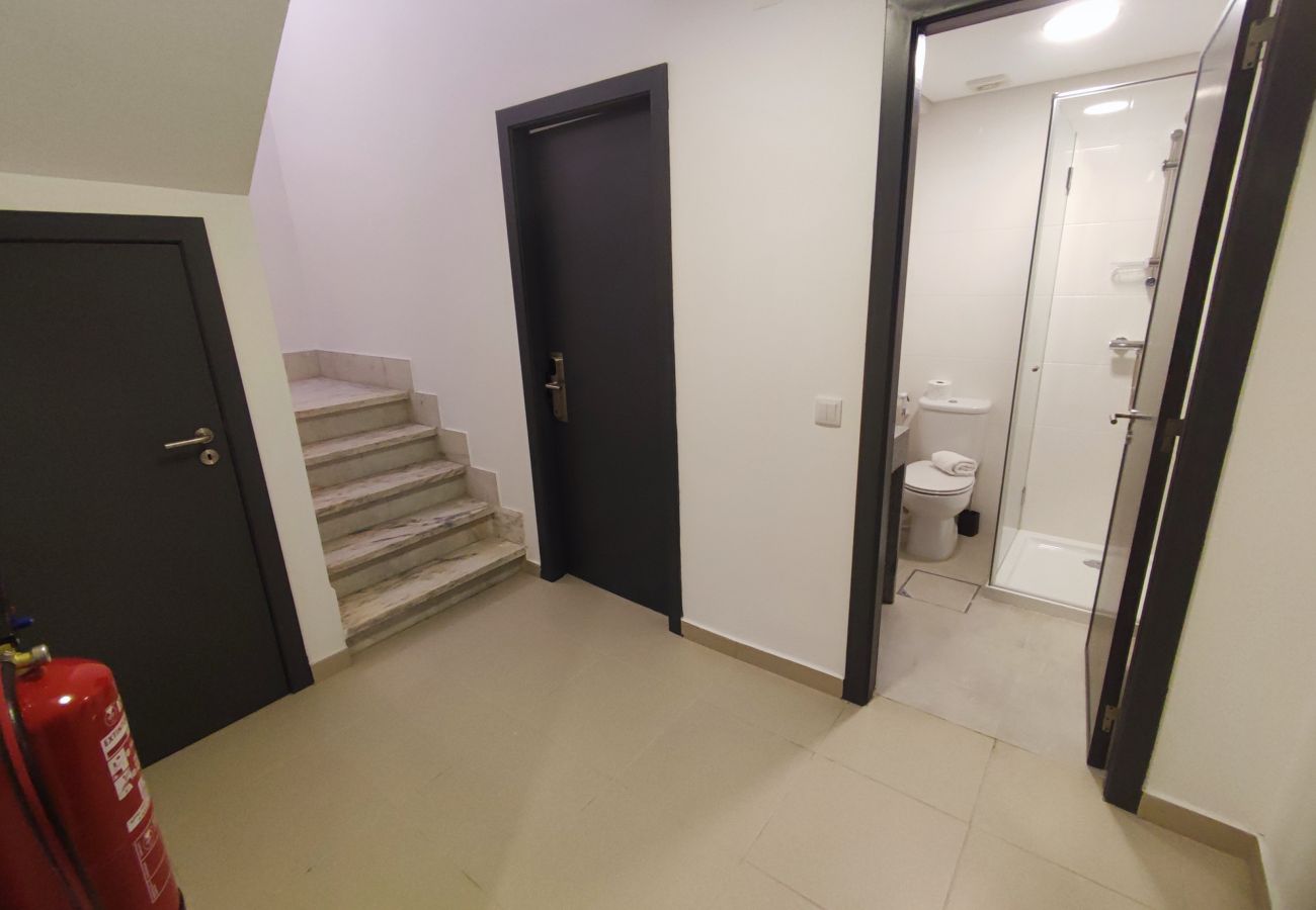 Rent by room in Lisbon - Lisbon Airport GuestHouse GAL Olivais Quarto c/ WC – Conforto, Terraço e Localização Premium nos Olivais