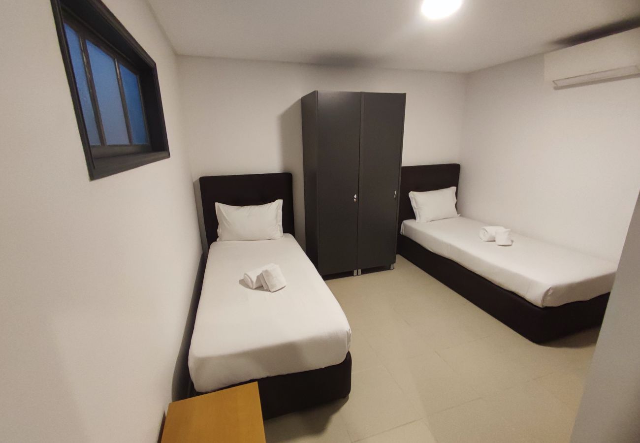 Rent by room in Lisbon - Lisbon Airport GuestHouse GAL Olivais Quarto c/ WC – Conforto, Terraço e Localização Premium nos Olivais
