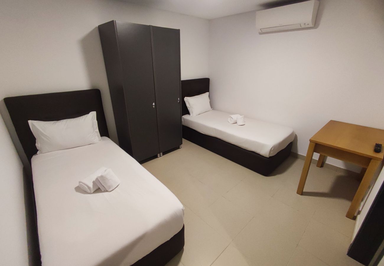 Rent by room in Lisbon - Lisbon Airport GuestHouse GAL Olivais Quarto c/ WC – Conforto, Terraço e Localização Premium nos Olivais