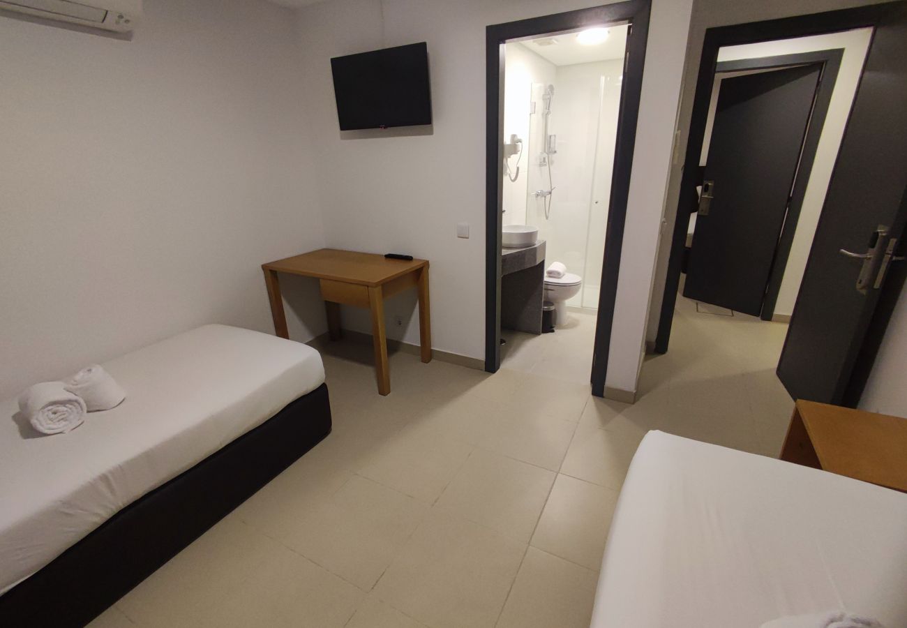 Rent by room in Lisbon - Lisbon Airport GuestHouse GAL Olivais Quarto c/ WC – Conforto, Terraço e Localização Premium nos Olivais