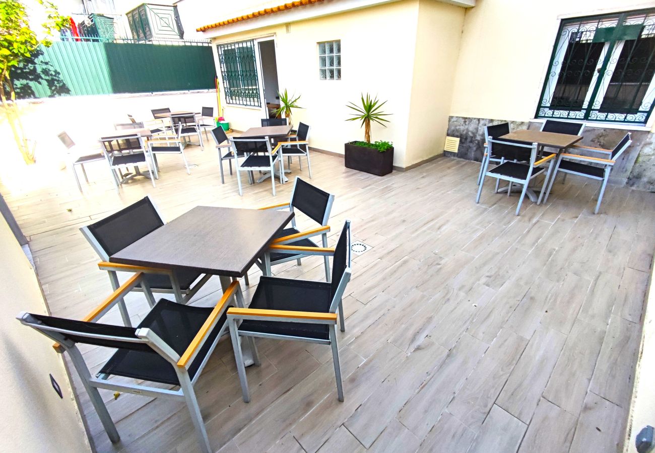 Rent by room in Lisbon - Lisbon Airport GuestHouse GAL Olivais Quarto c/ WC – Conforto, Terraço e Localização Premium nos Olivais