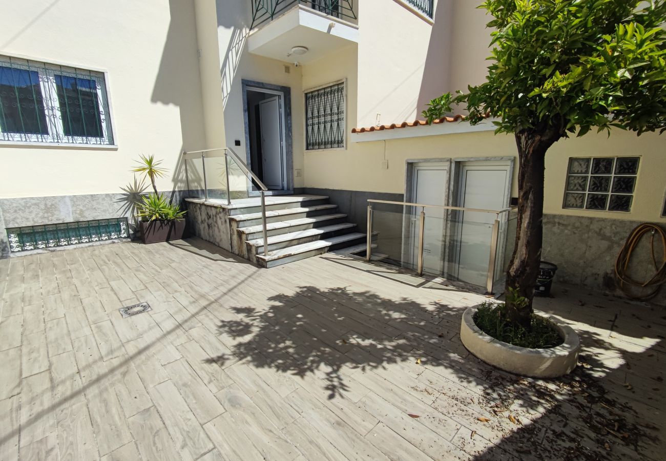 Rent by room in Lisbon - Lisbon Airport GuestHouse GAL Olivais Quarto c/ WC – Conforto, Terraço e Localização Premium nos Olivais