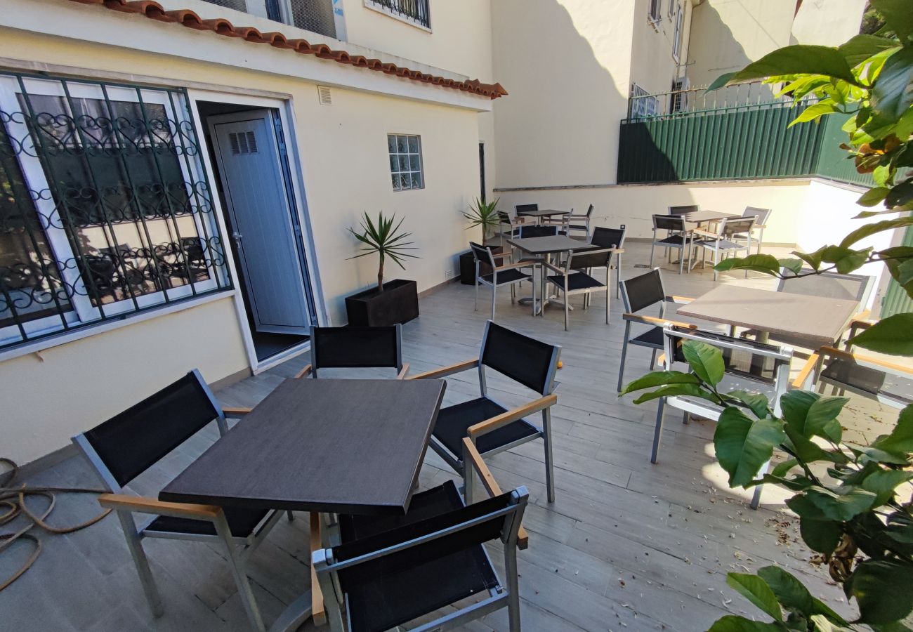 Rent by room in Lisbon - Lisbon Airport GuestHouse GAL Olivais Quarto c/ WC – Conforto, Terraço e Localização Premium nos Olivais