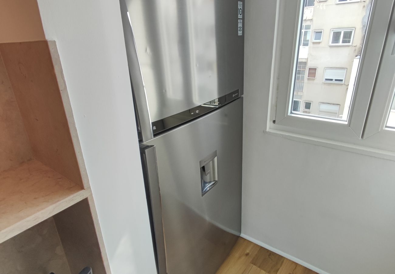 Appartement à Lisbonne - Lisboa, apartamento T2+1 renovado com varanda próximo do Saldanha, Estefânia, Lisboa