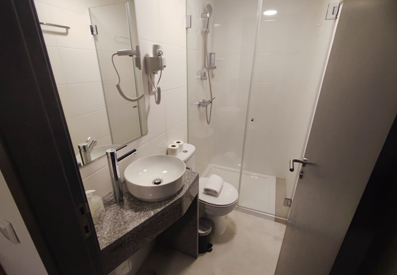 Chambres d'hôtes à Lisbonne - Lisbon Airport GuestHouse GAL Olivais Quarto c/ WC – Conforto, Terraço e Localização Premium nos Olivais