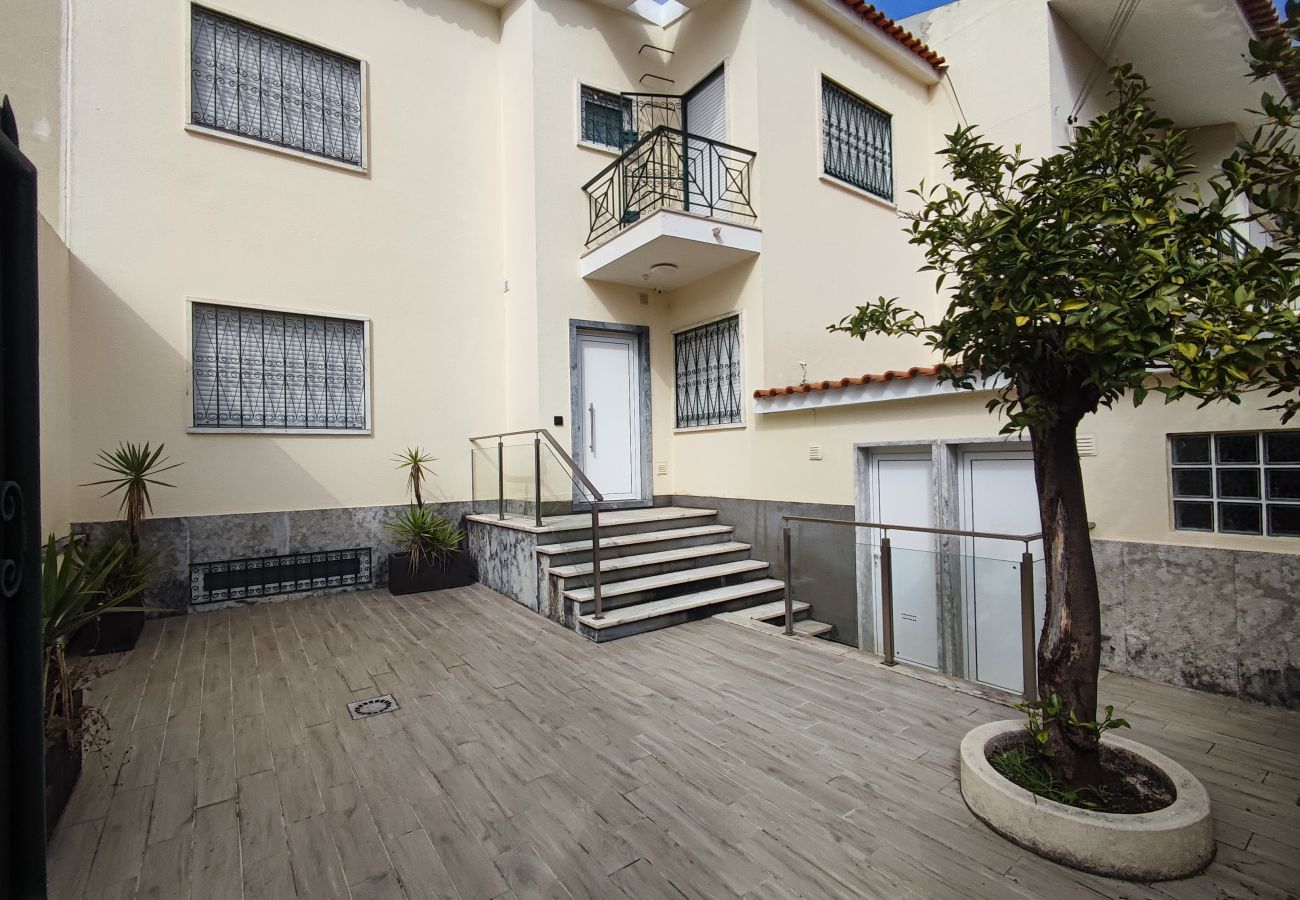 Chambres d'hôtes à Lisbonne - Lisbon Airport GuestHouse GAL Olivais Quarto c/ WC – Conforto, Terraço e Localização Premium nos Olivais