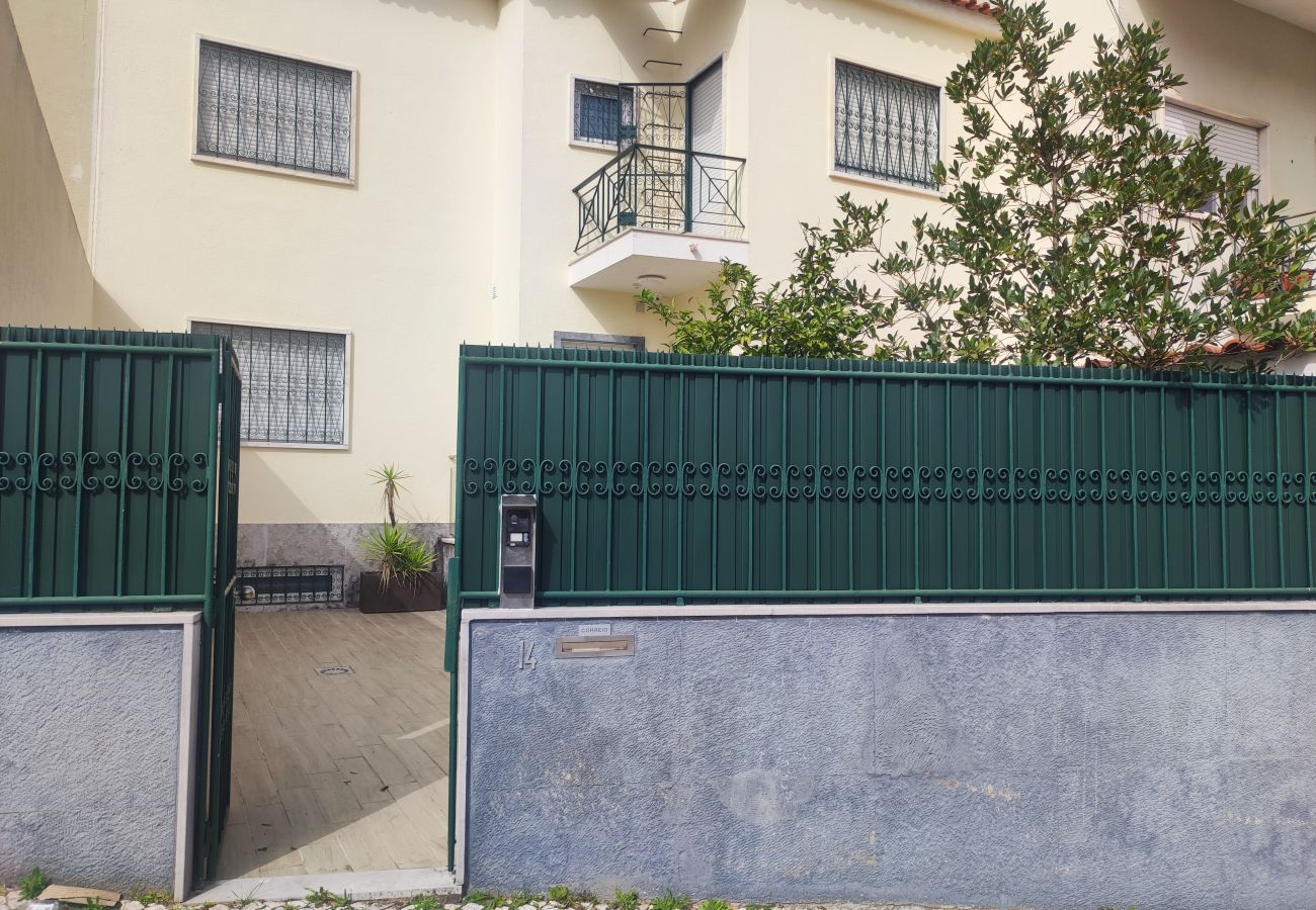 Chambres d'hôtes à Lisbonne - Lisbon Airport GuestHouse GAL Olivais Quarto c/ WC – Conforto, Terraço e Localização Premium nos Olivais